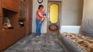 малыш сидит с круглой спиной,упражнения