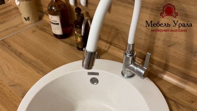 Маленькая белая кухня с барной стойкой в кухне гостиной