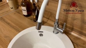 Маленькая белая кухня с барной стойкой в кухне гостиной