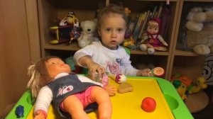 Кукла Мила Катя кормит куклу КАК МАМА мороженое печенье пицца спасибо мама