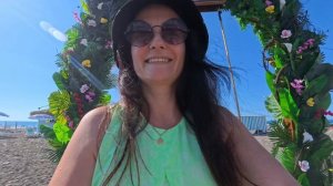 на качелях на пляже в Батуми.