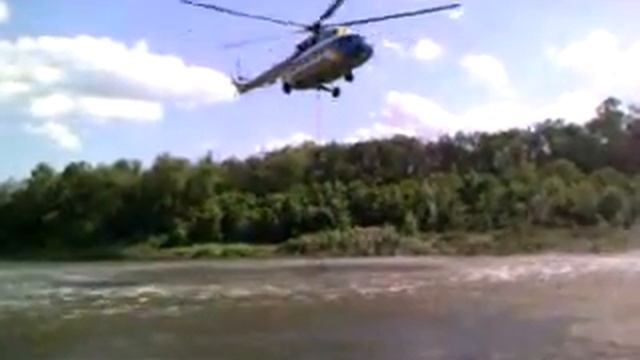 Учения в Луганске 2011 год, набор воды МИ-8.mp4 смотреть онлайн