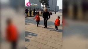 Этот дед покорил интернет.  Танцем This grandfather conquered the Internet by dancing.