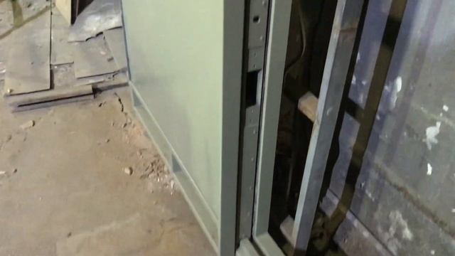 Дверь откатная - раздвижная металлическая, скрытого монтажа в проеме стены. Проверка на стенде.