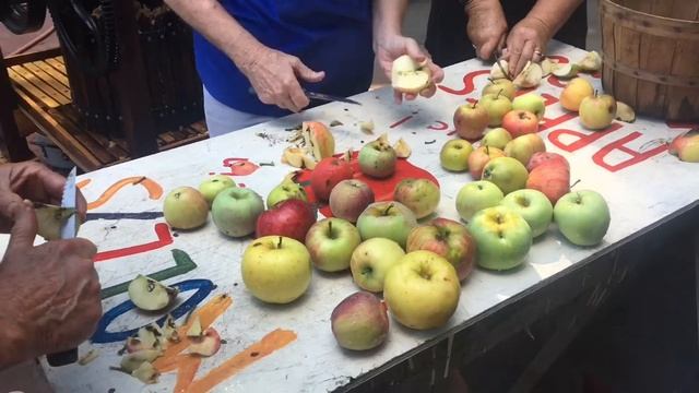 Special event: Pressing apples смотреть онлайн