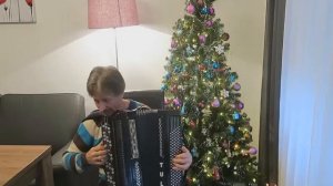 В ЛЕСУ РОДИЛАСЬ ЁЛОЧКА НА БАЯНЕ.