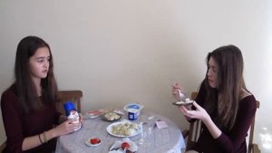 ИСПАНКА ПРОБУЕТ РУССКУЮ ЕДУ