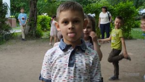 Дети корчат смешные рожицы на выпускном в садике