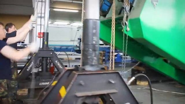 Сложные такелажные работы. Подъем станков гидравлическим порталом.