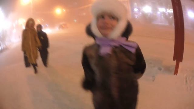 Маша идет по городу. Холод - 45. Декабрь 2016 г. Дома на сваях. Вечная мерзлота. Якутск. Yakutsk