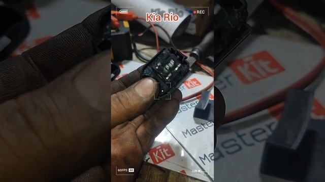 установка противотуманных фар протяжка проводки и установка кнопки Kia Rio смотреть онлайн