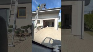 Солнечные панели. Поднятие солнечной панели на крышу вдвоем
