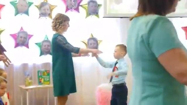 Танец мальчиков с мамами