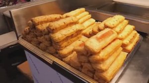 Корейская уличная еда рыбные котлеты и острые рисовые котлеты на традиционном рынке!