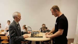 Пора Работать. Сегодня обзоры на профессии Тренер по шахматам и тренер по футболу