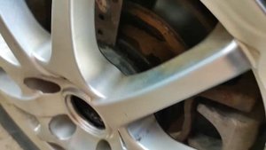 Колесо заклинило на ступице автомобиля снять.