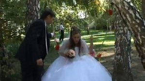 Прикол на свадьбе. Невеста упала с качели )))