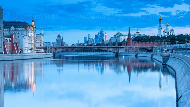 The view on the Kremlin, Moskva River Embankment and Zamoskvoretskiy Bridge in Moscow in the summer смотреть онлайн