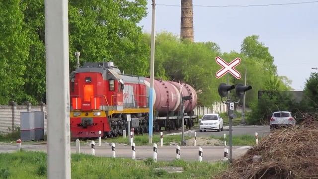 Маневровый тепловоз ТЭМ18ДМ-1296 с двумя цистернами смотреть онлайн