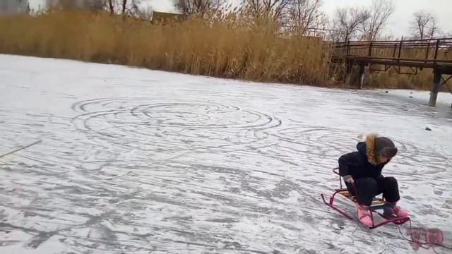 КАТАЕМСЯ НА КОНЬКАХ , КАТОК НА РЕКЕ, КЛУБ ВЫХОДНОГО ДНЯ смотреть онлайн