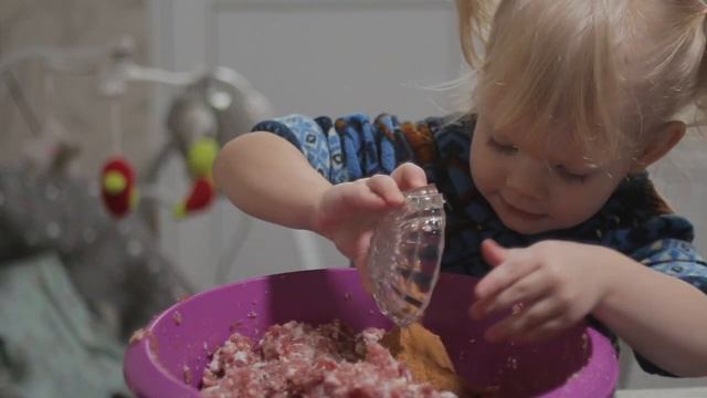 Юный поваренок готовит Сервелат казачий