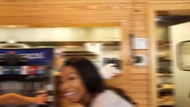 Дал Официантке Реальные Золотые Слитки Чаевыми смотреть онлайн