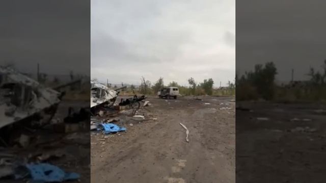 Победный дрифт водителя, вышедшего из смертельной схватки с вражеским дрон-камикадзе.