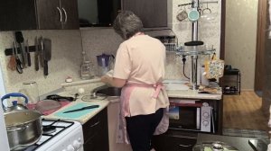 Началось в колхозе утро..