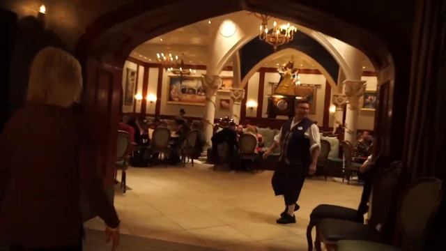 Being Seated at Be Our Guest Dinner смотреть онлайн