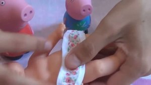 КУКЛА у доктора УКОЛ КЛИЗМА свинка ПЕППА доктор ЗОМБИ играем в дочки матери Мультик с кукл