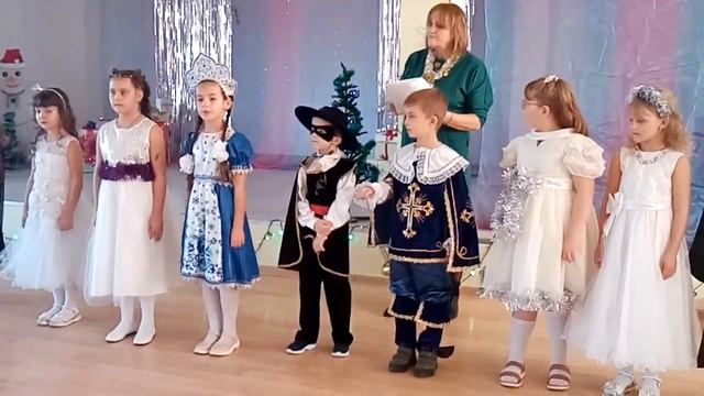 Новый год к нам идёт, откройте двери.... смотреть онлайн