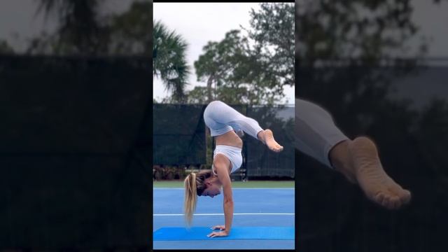 DEEP STRETCHING OUTDOORS #stretching #yoga #short #shorts #hotyoga