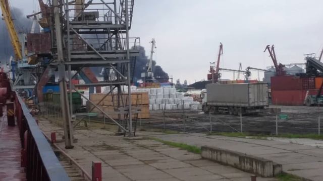 В Ростове на Дону на улице 1 Луговой перевернулись две цестерны с битумам смотреть онлайн