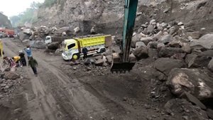 Строительство, экскаватор продолжает копать чёрный песок