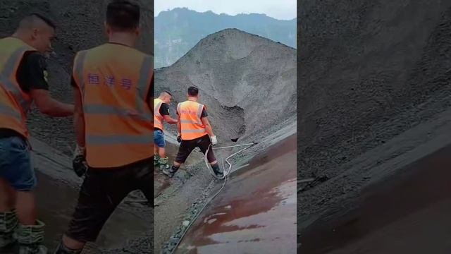 Строительство, разгрузка баржи