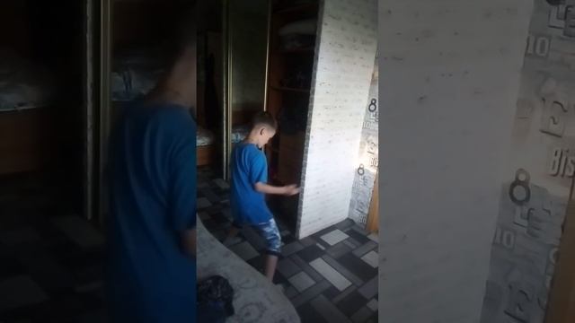 Парень Степан танцует под песню " Каделак " ! 😎🎤 смотреть онлайн