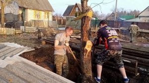 убираем старое дерево с помощью лебёдки
