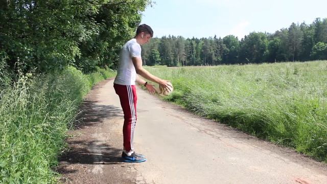 красивый способ как поднять МЯЧ  УДИВИ ВСЕХ!
