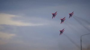 Авиашоу пилотажной группы "Стрижи" в небе