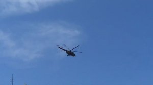 Вертолет летит над головой