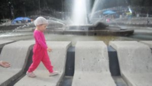 Тата у фонтана.avi