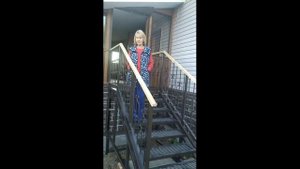 Крыльцо на металлокаркасе в загородном доме.