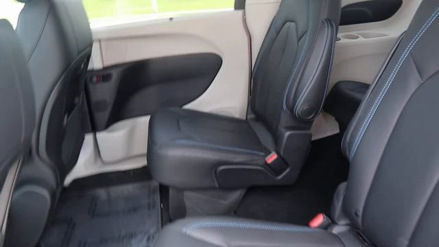 Certified Pre-Owned 2021 Chrysler Pacifica Touring L Walk Around (A526006) смотреть онлайн