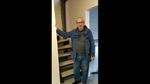 Металлическая Г-образная лестница закрытого типа с забежными ступенями