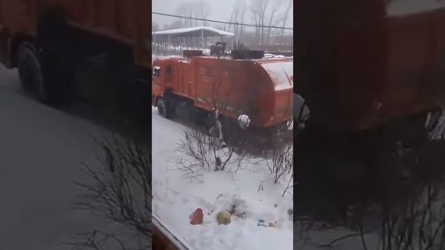 В Узловой из-за нечищеной дороги застрял мусоровоз. смотреть онлайн