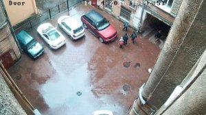 Малолетнии хулиганы бьют окна