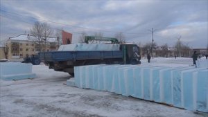 Строительство ледового городка в Карпинске