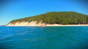 В разгар сезона одни на пляже.