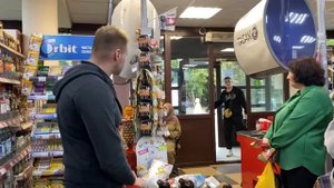 ПРОДАВЦЫ БРОСИЛИ МАГАЗИН И СБЕЖАЛИ / ДИКАЯ ПРОДАВЩИЦА НАКИНУЛАСЬ НА ПОКУПАТЕЛЯ / ПОЛИЦИЯ УБЕЖАЛА? 1