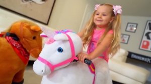 Диана и Рома катаются на игрушечной лошадке